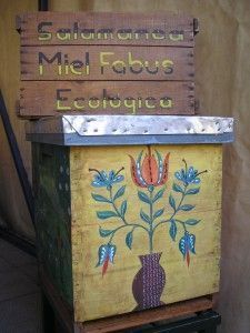 Colmena decorada en puesto de miel ecológica Fabus